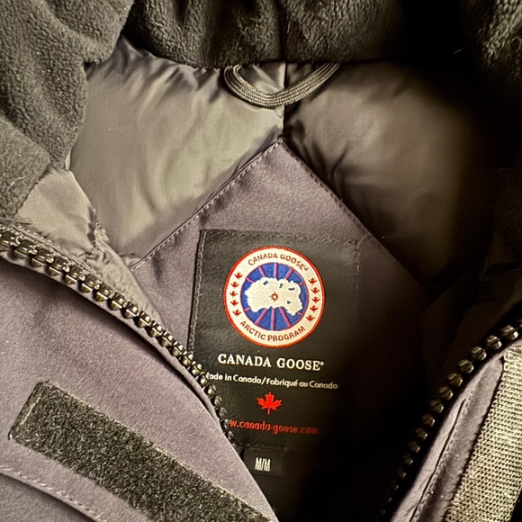 Like New Canada Goose Women’s Victoria Dark Navy Ski Parka with Detachable Fur - Picture 4 of 12